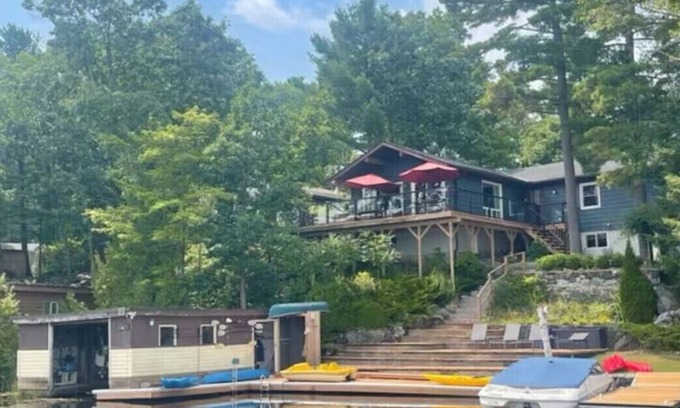 Bobcaygeon Cabaña | Grand Maison in Bobcaygeon - 5 bedroom 3 bath Luxurious Waterfront Cottage