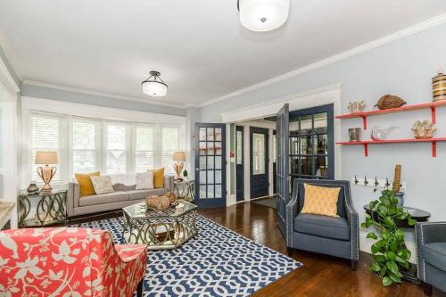 South Hyde Park Casa | Grand Mansion: 6BR, 5.5BA Near Top KC Attractions