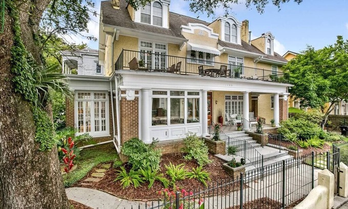 Faubourg Livaudais Cama Y Desayuno | Grand Mansion, Garden District, one block to St. Charles Ave