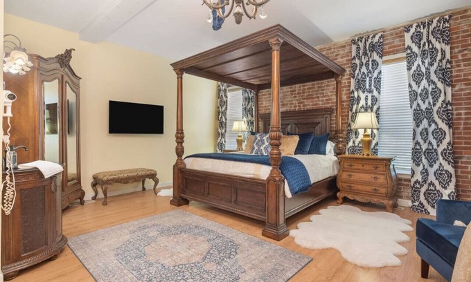 Fort Smith Apartamento | Royal Crown suite with a king size bed/Gameroom/Coffee bars/Huge tub/Grand Colonial