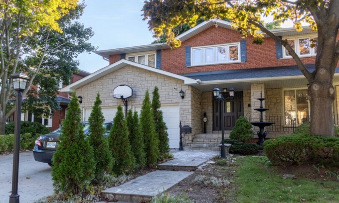 Mississauga Casa | Grand Mansion with Private Bar
