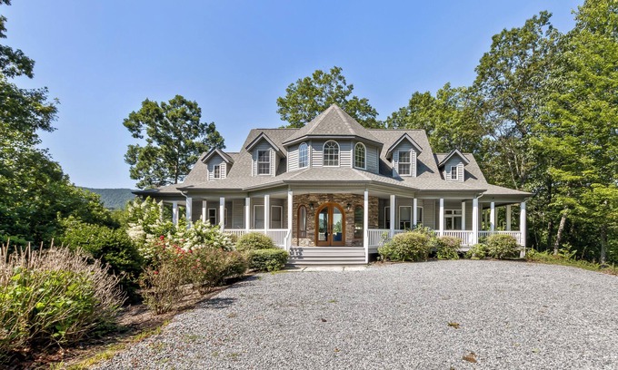 Hendersonville Casa | Grand Mountain Getaway near Dupont~Hendersonville, NC