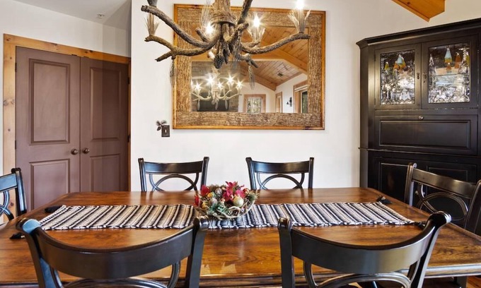 Foscoe Condominio | Grand Oaks B6: Cerca de las atracciones del campo alto, Resort cerrado, piscinas, salas de fitness, pesca de captura y liberación, vista a la montaña, condominio de lujo