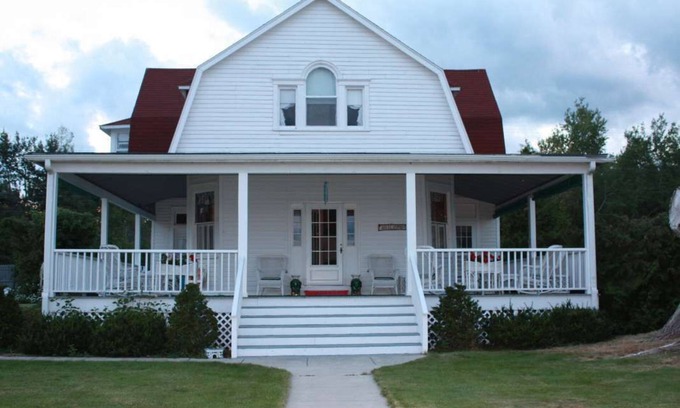 Oden Casa | Grand Old Lakefront Cottage