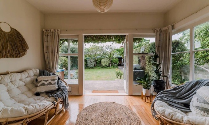 Merivale Villa | Grand Old Mansion - Sleeps 12