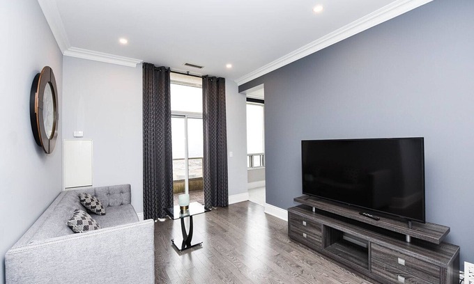 Downtown Mississauga Apartamento | Grand Penthouse - 2BR & 2BTH Walk-in distance to Square One Mall