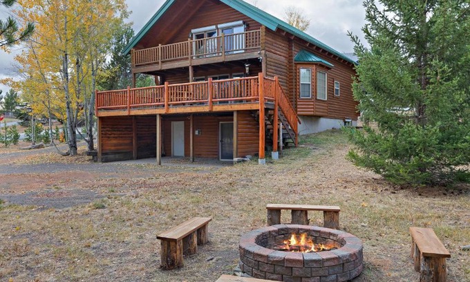 Island Park Casa | Grand Point Lodge by KABINO Air Conditioning Hot Tub Foosball Fire Pit WiFi Huge