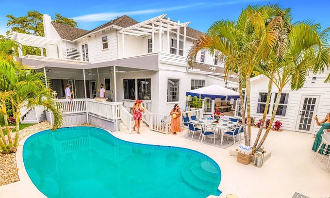 Old Northwood Casa | Historical Residence / Heated Pool / Emerald Key | RESlDENCES