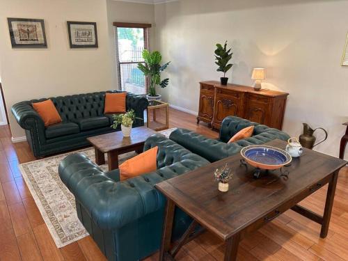 Wodonga Casa | Grand retreat in peaceful street