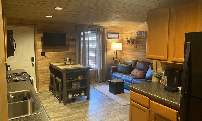 Grand Rivers Condominio | Grand Rivers, KY -Cozy getaway with Cabin Charm- Near Green Turtle Bay & Patti's