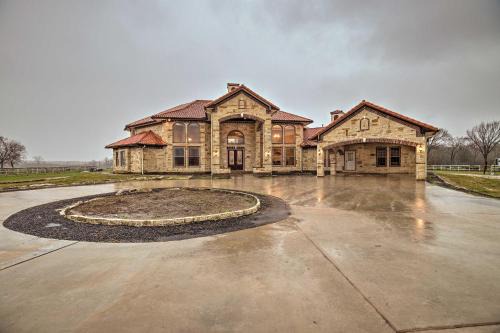 Iowa Colony Casa | Grand Rosharon Estate on 10 Acres of Farmland