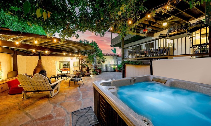 Loma Portal Casa | Grand Spanish Style 5BD w/ Huge 360 Rooftop Deck w/ Airport Views, AC, & Hot Tub!