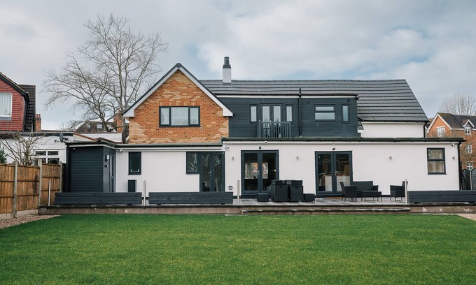 Solihull Casa | ★Grand & Spectacular 5-bed sleeps 14- centre of Solihull, NEC,JLR, Resorts World