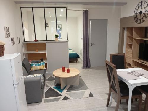 Arpajon-sur-Cere Apartamento | Grand Studio chambre séparée