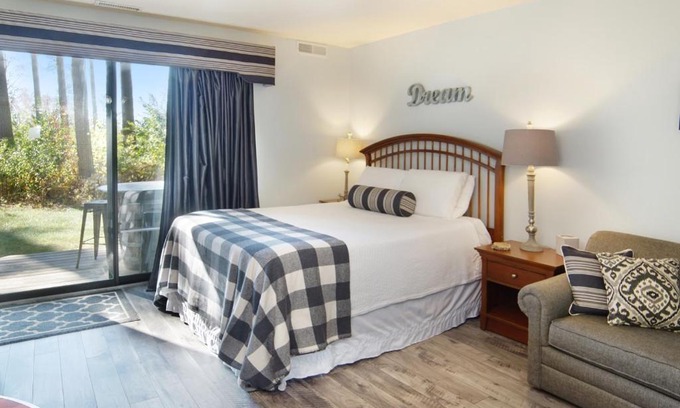 Acme Apartamento | Grand Traverse Bay Waterfront Condo