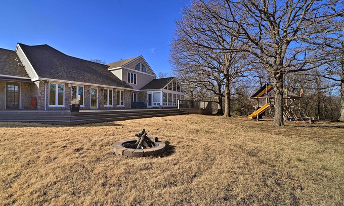 Tulsa Casa | Grand Tulsa Getaway with Private Pond, Dock & Deck