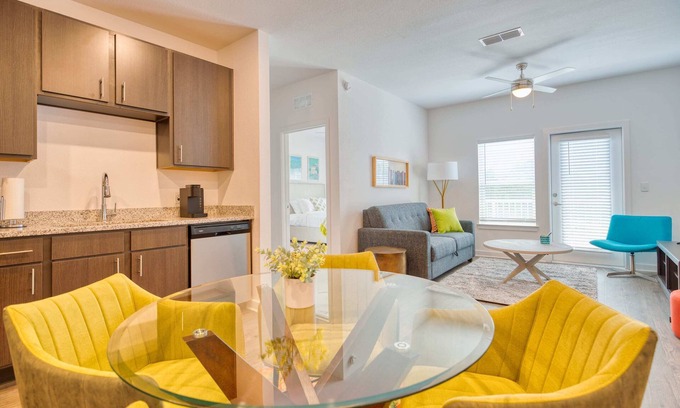 Gainesville Apartamento | Grand Two Bedroom Two Bathroom Apartment with Balcony by The Scholar