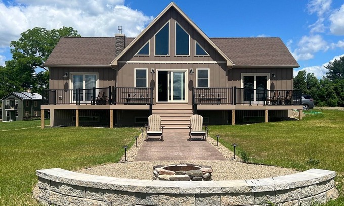 Huntingdon Cabina | Grand View Lodge, Fantastic new custom built home with lake view!