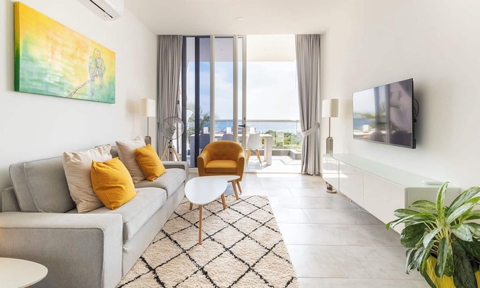 Colon Apartamento | Grand View luxury apartment, fully airconditioned, swimming pool & gym