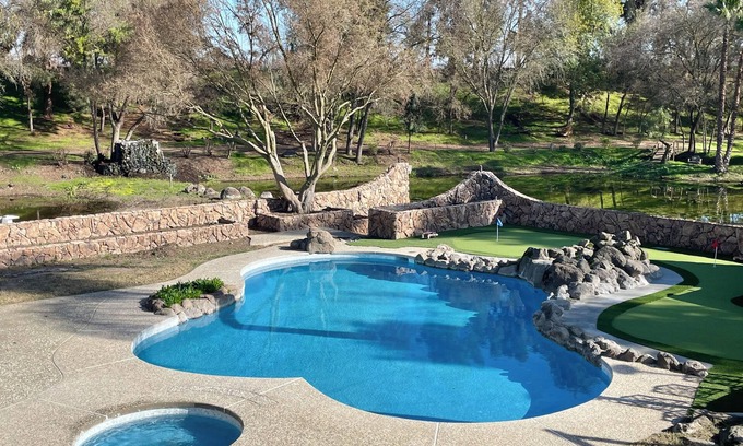 Modesto Casa | The Grand Waterside Estate: Easy Drive to Yosemite