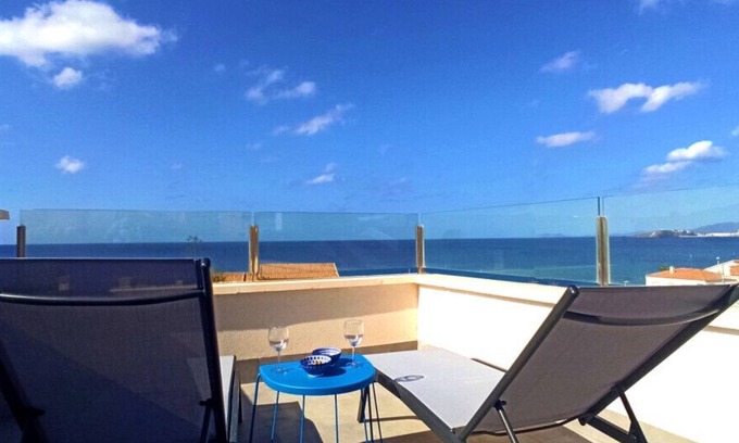 Los Puertos Apartamento | Grande corner villa in Isla Plana by the sea