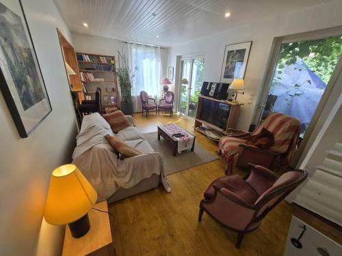 Besancon Casa | Grande maison calme proche centre terrasse jardin