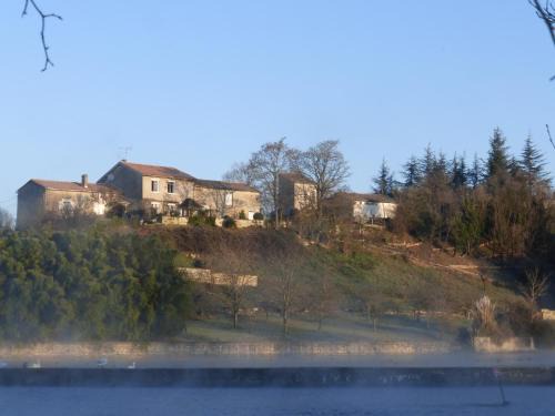 Touvre Casa | Grande maison escapade au bord de la riviere