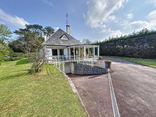 Jullouville Casa | Grande Maison Familiale à 100m de la Plage - Jardin, Véranda, Wifi et Confort Moderne - FR-1-361-466
