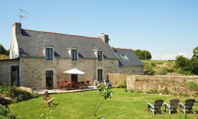 Ploneour-Lanvern Casa | Grande Maison Charmante au Milieu des Chevaux. Logement Insolite Dans Ecuries!