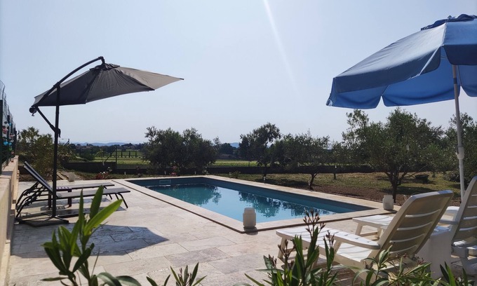 Pont-Saint-Esprit Casa | Grande Maison Avec Magnifique Piscine au Milieu D'un Jardin de 3000 m