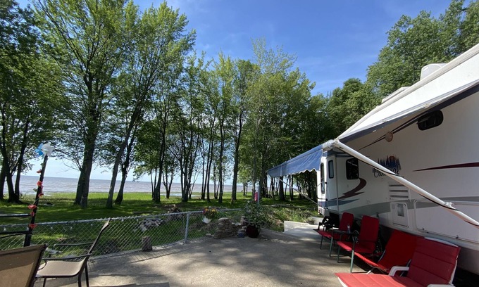 Mauricie Casa | Grande Roulotte Luxe Cardinal Devant le Fleuve St-laurent