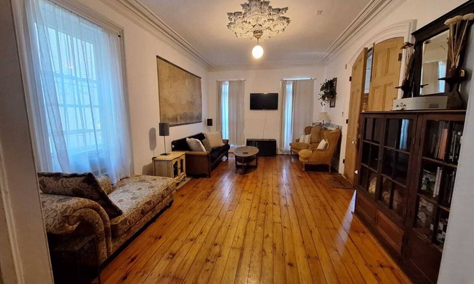 Communipaw Apartamento | Grandeur Farmhouse Apt Steps to Train&Park~ Get to NYC in 20 Min!Bring your pet!