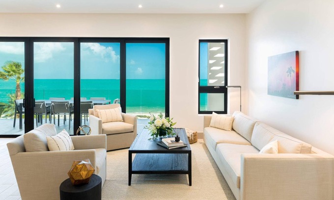 Long Bay Hills Condominio | Grandiose Resort Suite w/Infinity Pool & Watersports!