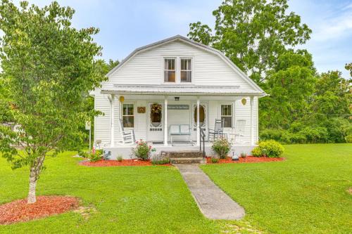 Primrose Casa | Grandmas Farm House on 125 Acres with Fire Pit!