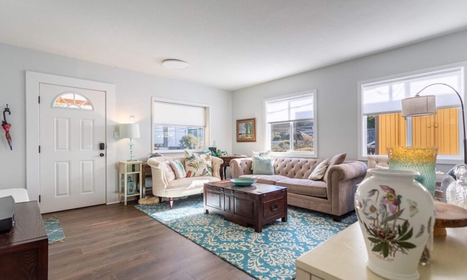 Harrison/Denny-Blaine Apartamento | Grandmillennial-Style | UW Cap Hill | EV Charging