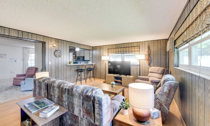 Pinellas Park Casa | 'Grandpa Dave’s Vintage Getaway' in Pinellas Park!