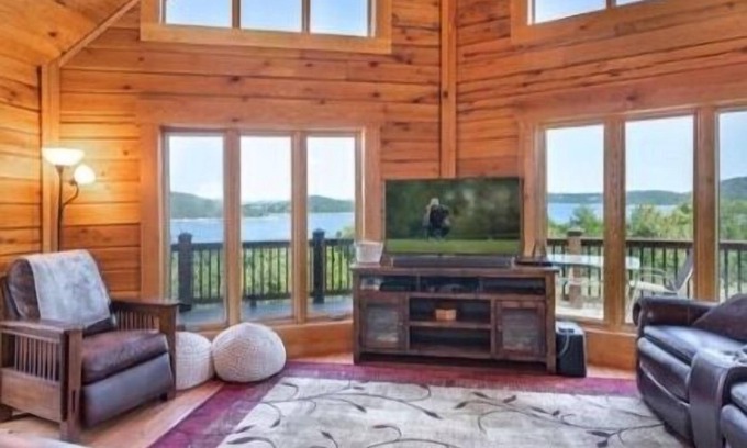Blue Eye Cabina | GrandView Lodge Table Rock Lake with hot tub