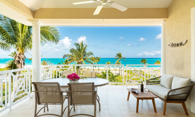 Grace Bay Condominio | Ático de 3 dormitorios, más el bono cuarto dormitorio Beach Front Condo en Grace Bay Beach