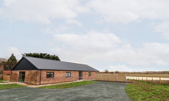Loppington Cabaña | GRANGE BARN, pet friendly, character holiday cottage in Burlton
