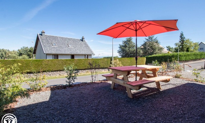 Besse-en-Chandesse Casa | Granit Rose sleeps 5