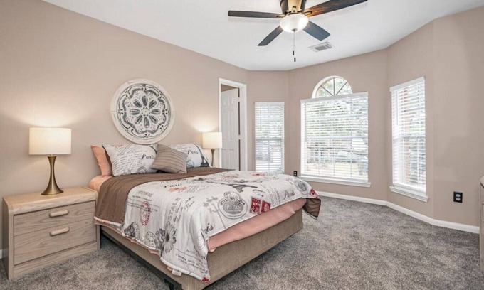 Klein Casa | Granite Gorge · Spacious 4-bed 2.5 bath home with large backyard