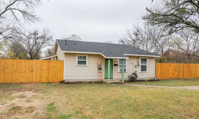 Paris Casa | Granny’s House-A Groovy Getaway with Poker Shed! Walk to Walker Disc Golf Park!