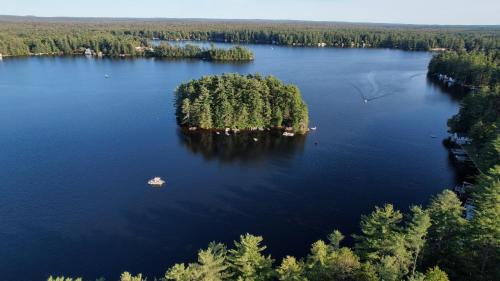 Brantingham Casa | Grant Island Waterfront Cottage Brantingham Lk - HotTub, Pontoon Boat, Pets