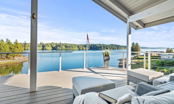 Grapeview Casa | Grapeview- Luxury Waterfront Home w/ Hot Tub