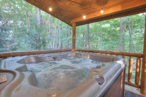 Millersburg Casa | Grapevine Cabin by Amish Country Lodging