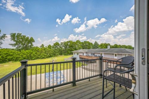 Grass Lake Apartamento | Grass Lake 8BR Retreat w Games & Fire Pit