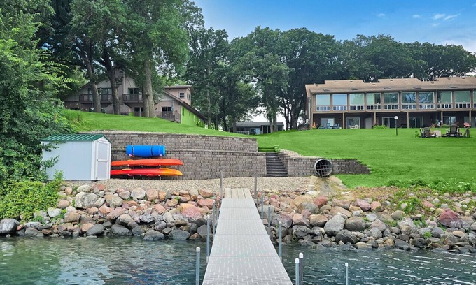 Orleans Casa | Grassy Knoll Retreat on Big Spirit Lake