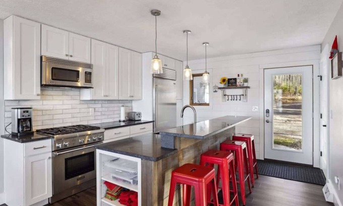Hayward Casa | Modern Home on Premier Hayward Area Lake - Round Lake