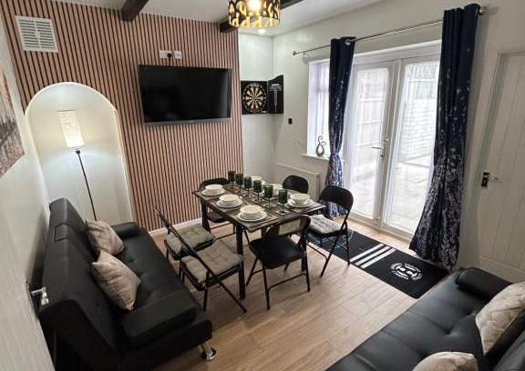 Erdington Casa | Gravelly House M6 J6 Star City HS2 NEC Airport - A Spacious Best-in-Class 6 Bedroom House in Birmingham Perfect for Large Groups, Corporate & Contractors and for Long Term Stays