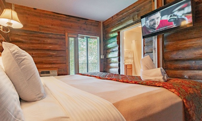 Syria Cabina | Graves Mountain Farm & Lodges
